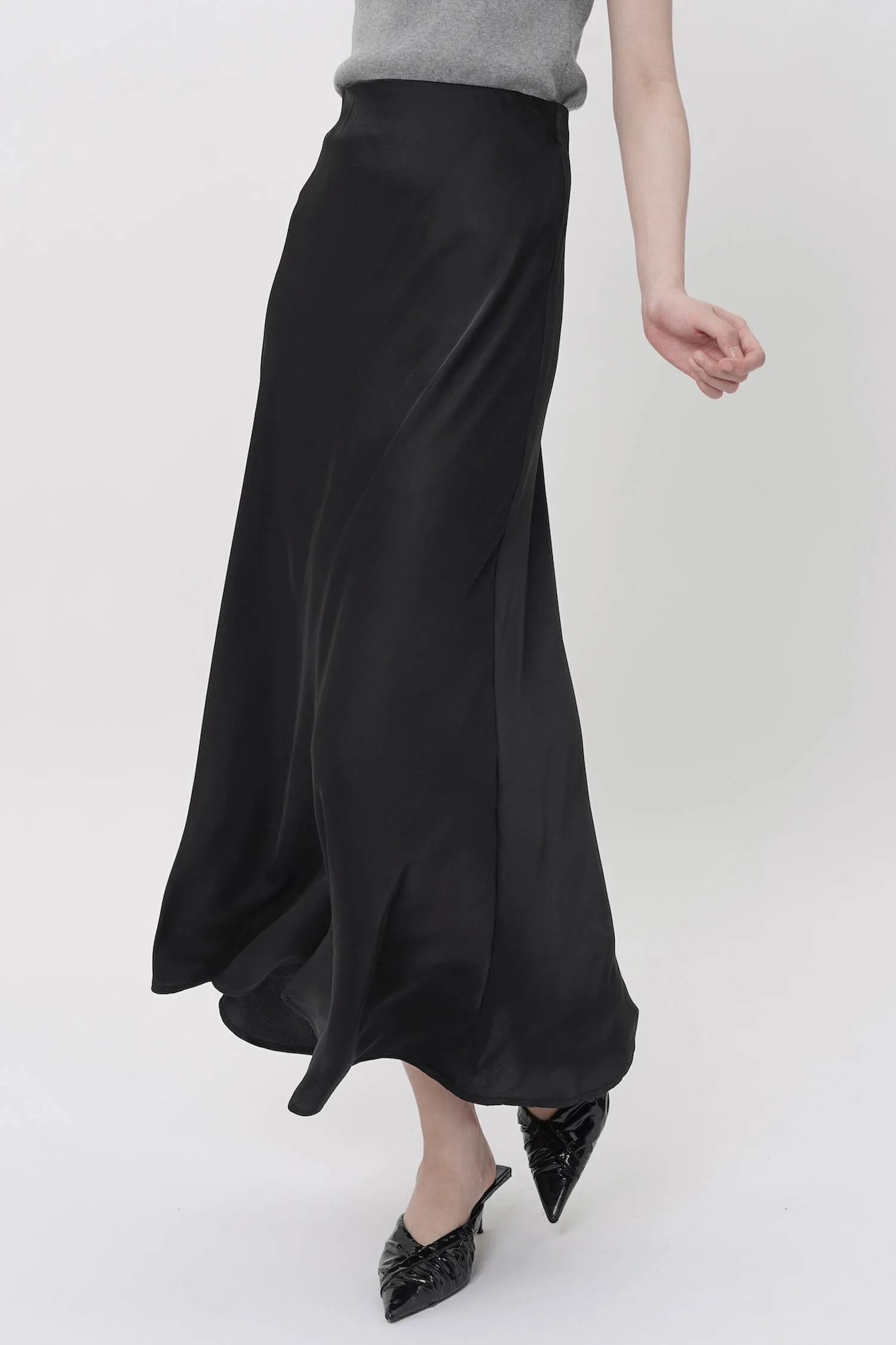 Alonda Maxi Satin Skirt In Black