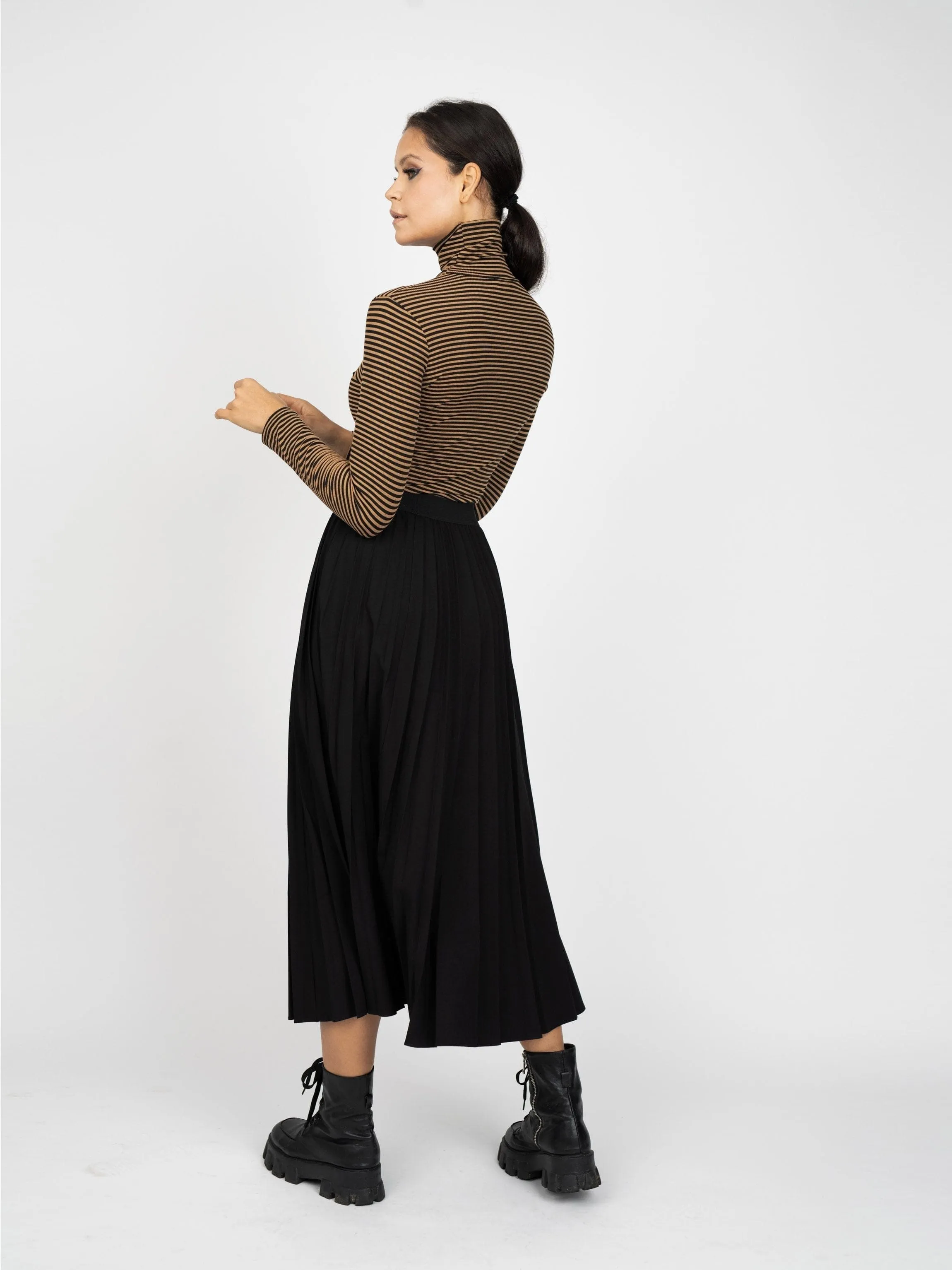 STRIPE RIBBED TURTLENECK-TAN STRIPE