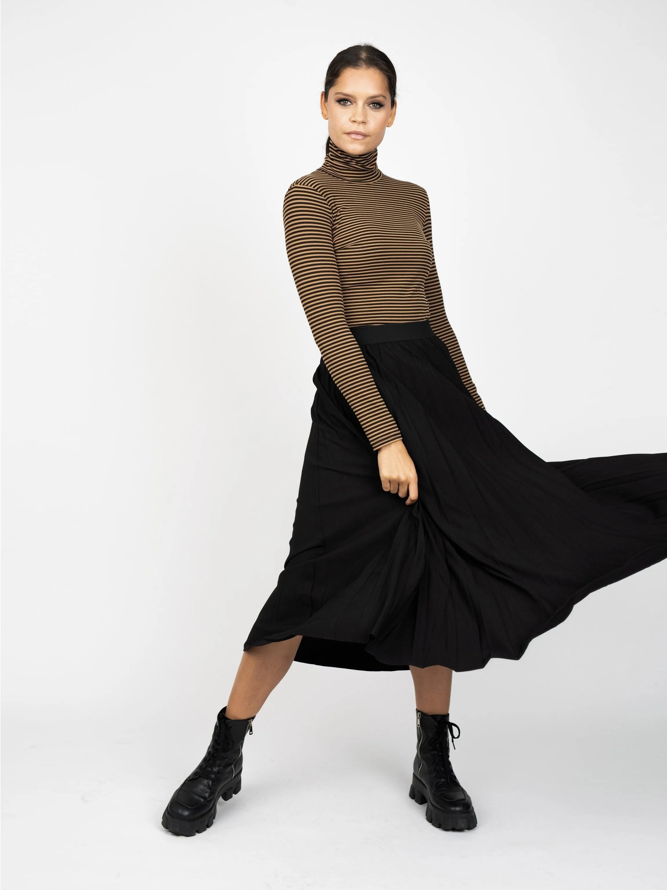 STRIPE RIBBED TURTLENECK-TAN STRIPE