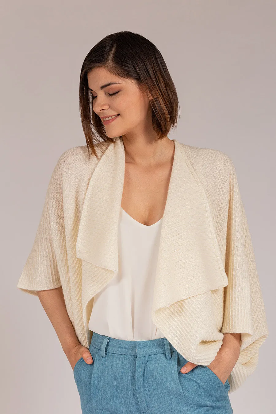 Tinaja Cape Baby Alpaca Color Ecru