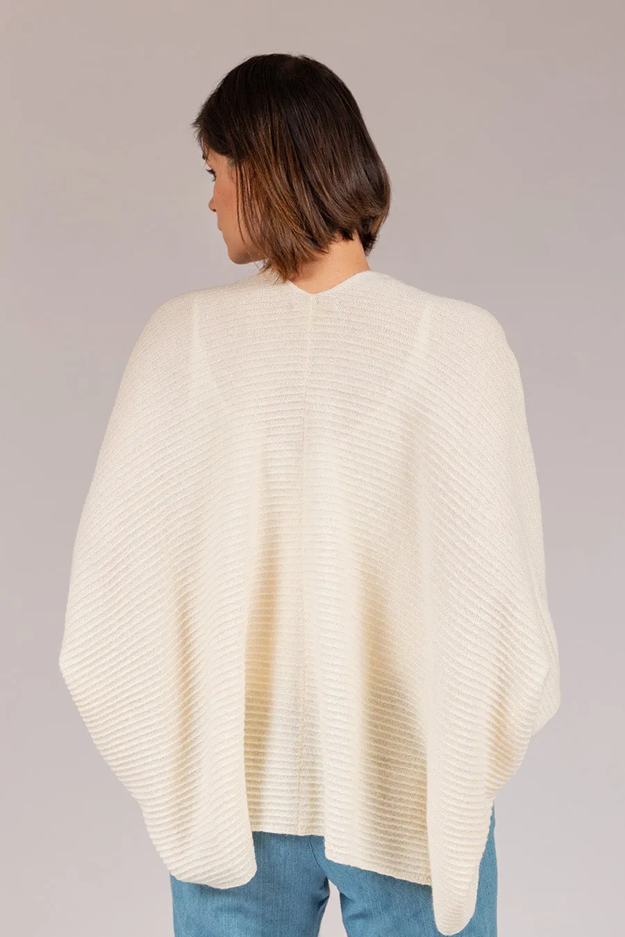 Tinaja Cape Baby Alpaca Color Ecru